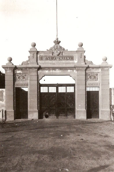 Puerta original de El Molinón